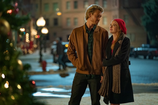 Chad Michael Murray dan Britt Robertson dalam The Merry Gentlemen